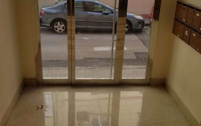Abrillantado en portal de comunidad: una entrada que vuelve a brillar