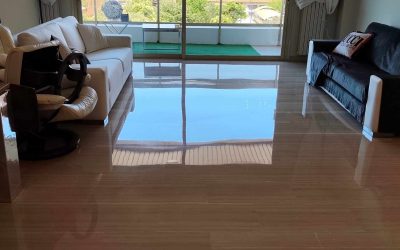 Abrillantado de un suelo de mármol imitación de madera