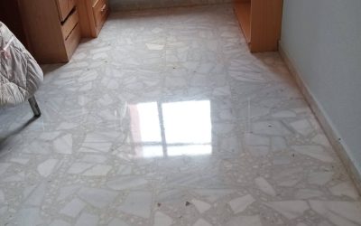 Abrillantado de suelo blanco: recuperamos el brillo original de esta vivienda en Zaragoza